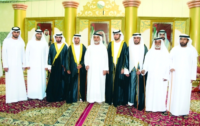 "العرسان محمد سعيد مرشد وسليمان ومحمد سعيد عبيد المقبالي وحمدان محمد المقبالي وعدد من كبار الشخصيات"