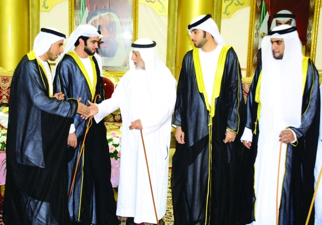 "أحمد بن سرور الظاهري يبارك للمعاريس"
