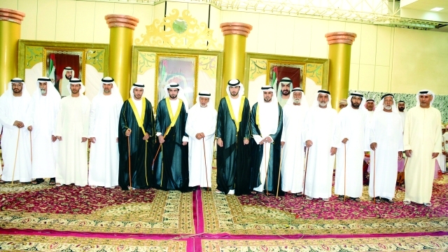 "أحمد بن سرور الظاهري يتوسط العرسان وكبار الحضور"