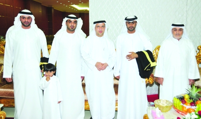 "العريسان خالد وإبراهيم وأحمد الخوري وجده وأحد الحضور"