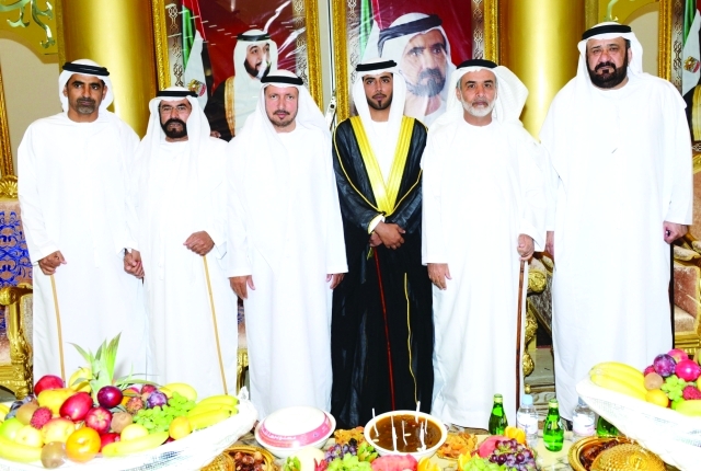 "محمد سعود الشامسي والعريس وعدد من الشخصيات"