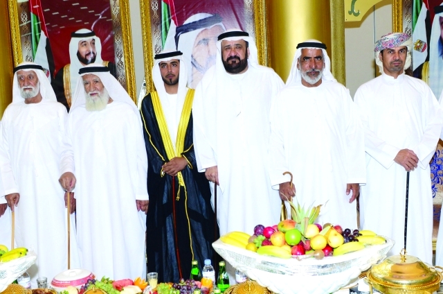 "محمد علي بن رحمة الشامسي والعريس وعدد من المدعوين"