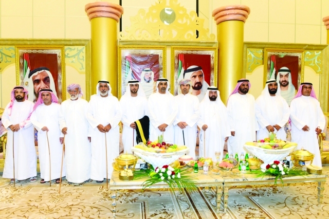 "العريس يتوسط الأهل والأصدقاء"