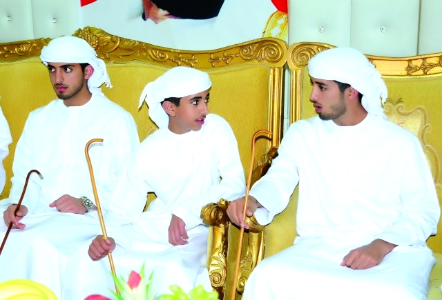 "زايد ومحمد وخليفة أنجال منصور بن طحنون خلال الحفل"