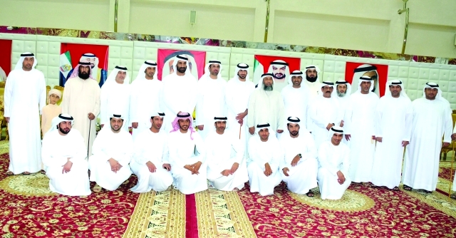 "العريس سيف الأشخري يتوسط جمعاً من الأهل والأصدقاء"