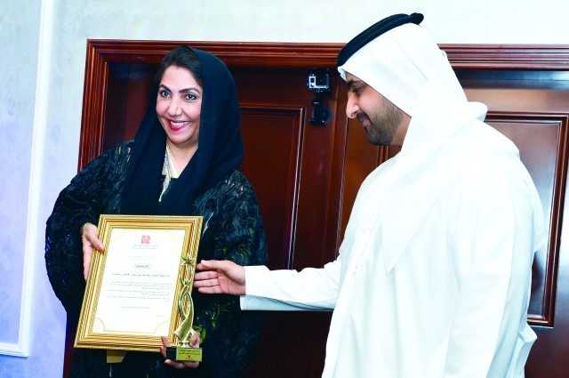 "جمعة بن مكتوم يكرم د. هند القاسمي تتسلمه عائشة عبد الرحمن"