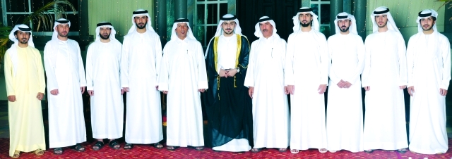 "العريس يتوسط والده وأعمامه وأنجالهم"