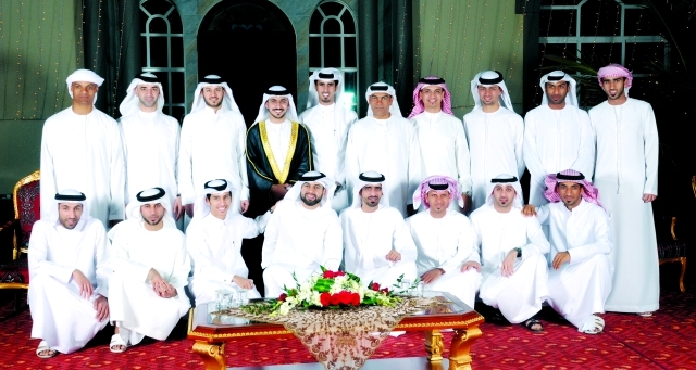 "العريس يتوسط والده والحكام"