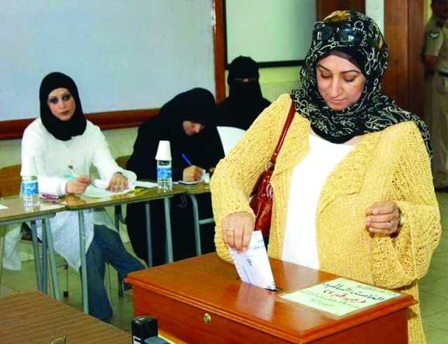 "كويتية تدلي بصوتها في الانتخابات"