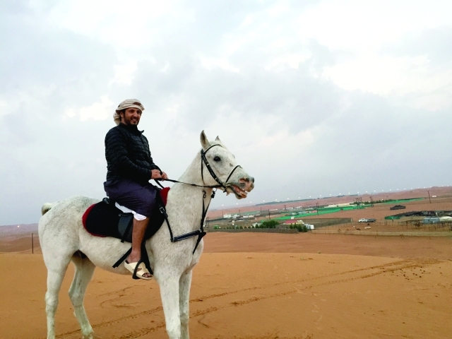 "يمارس هوايته في ركوب الخيل"