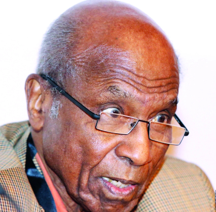 "منصور خالد: لابد من إتاحة فرص تحقيق هوية وطنية سودانية جامعة في المستقبل"