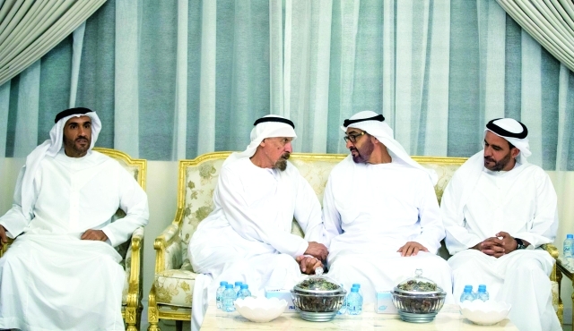 "محمد بن زايد يعزي أحمد السويدي في وفاة حرمه بحضور نهيان بن زايد وناصر السويدي - وام"