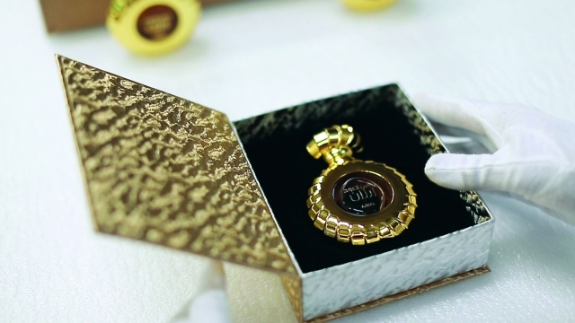 "عطر من العود"
