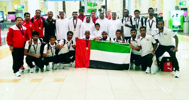 "الشامسي وبن هزام خلال استقبال المنتخب - البيان"