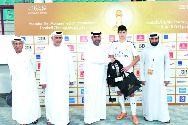 "تكريم لاعب الريال بجائزة أفضل لاعب - البيان"