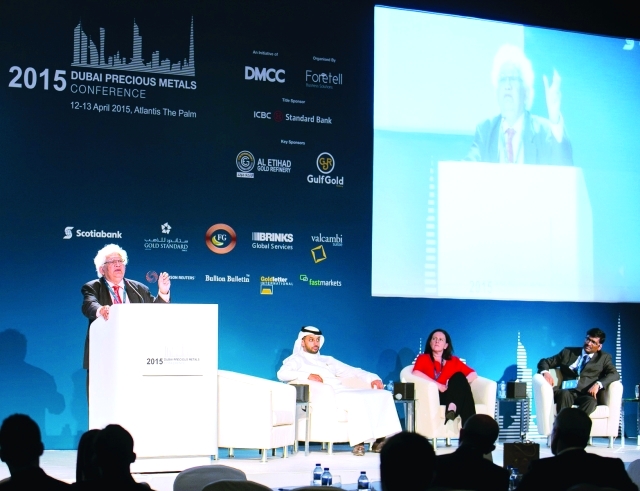 "متحدثون في إحدى جلسات الدورة الرابعة لمؤتمر دبي للمعادن الثمينة - البيان"