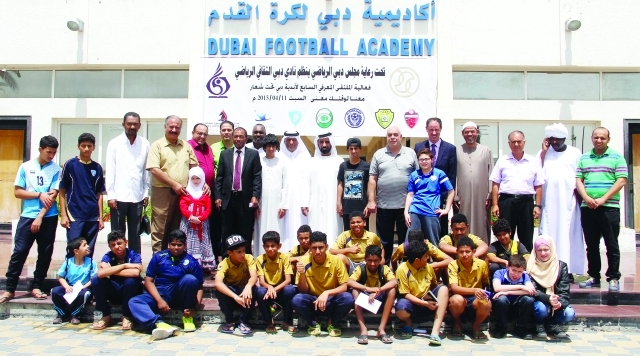 "المشاركون في صورة جماعية أمام مقر أكاديمية دبي لكرة القدم-البيان"