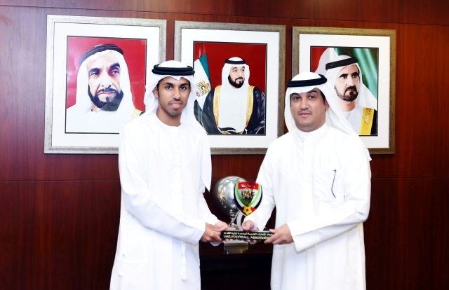 "الظاهري يقدم درع اتحاد الكرة إلى متعب الشمري -البيان"