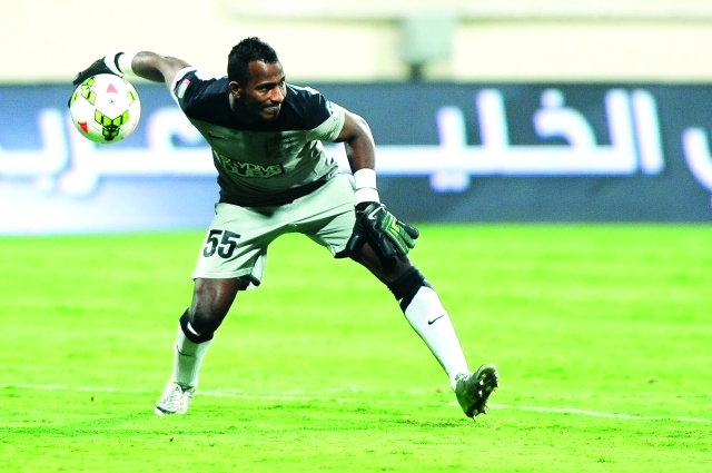 "حارس الأهلي ماجد ناصر خلال إحدى المباريات - البيان"