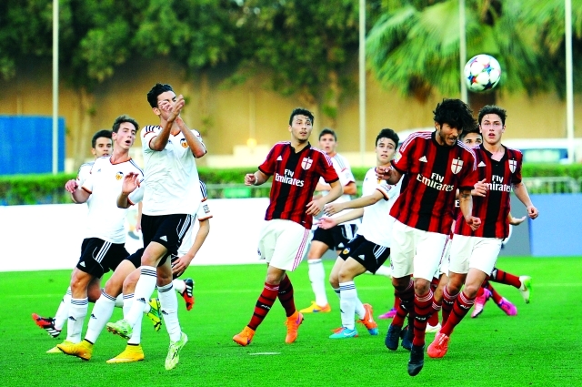 "إي سي ميلان تغلب على فالنسيا في مباراة قوية-البيان"
