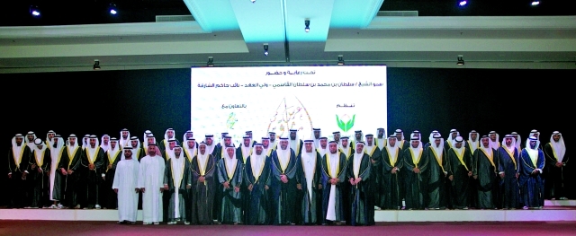 "ولي عهد الشارقة يتوسط العرسان من المصدر"