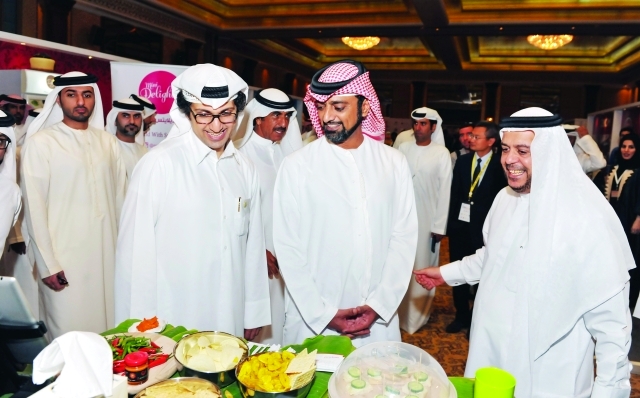 "عمار وراشد بن حميد خلال جولة في أروقة المعرض - تصوير- غلام كاركر"