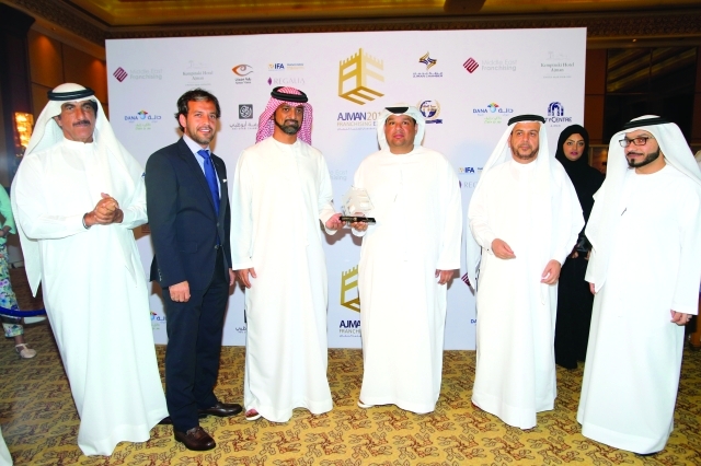 "ولي عهد عجمان خلال تكريم المشاركين\t - البيان"