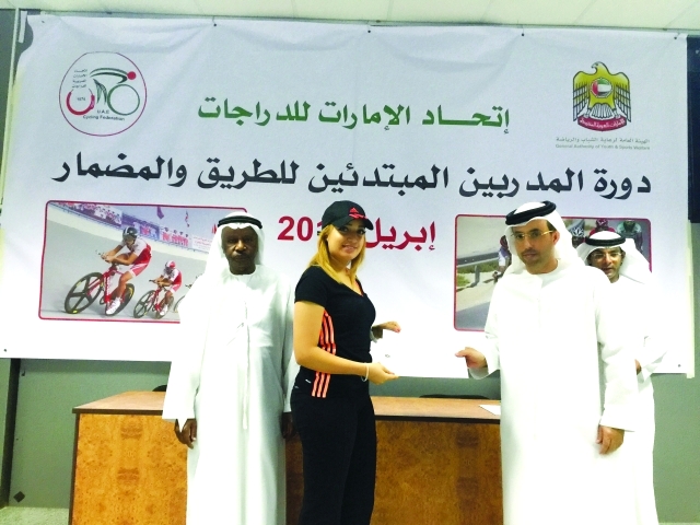 "عبد الناصر عمران يسلم سناء المرداسي شهادة الدورة - البيان"