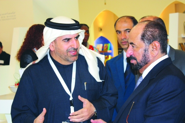 "سموه في جناح مؤسسة محمد بن راشد يستمع إلى شرح من جمال بن حويرب"