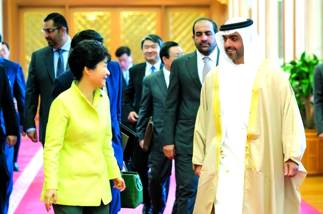 "حامد بن زايد في حديث مع بارك كون هي بحضور راشد بن فهد وسلطان الجابر وام"