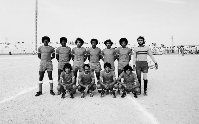 "سهيل بجانب شقيقه حمدون (يسار الصورة وقوفاً) مع الأهلي عام 1973-البيان"