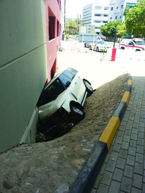 "السيارة حشرت في المبنى وتم إنقاذ سائقها   -  البيان"