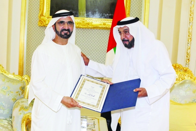 "خليفة يتسلم من أخيه محمد بن راشد جائزة شخصية العام الإسلامية لجائزة دبي الدولية للقرآن الكريم في دورتها الخامسة عشرة أرشيفية"