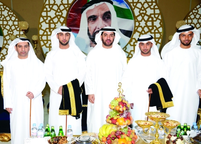 "د. حمدان المزروعي ودرويش الحساني ونجلاه العريسان علي وخالد"