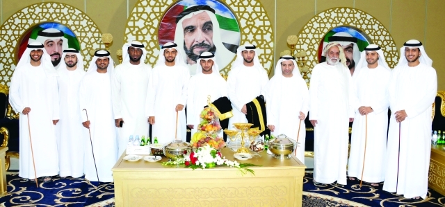 "العريسان ووالدهما وعدد من الأصدقاء"