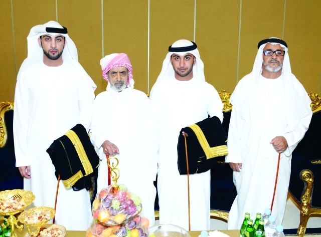 "العريسان مع جدهما"