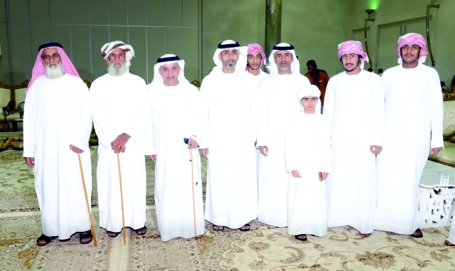 "العريس ووالده ووالد العروس والحضور"