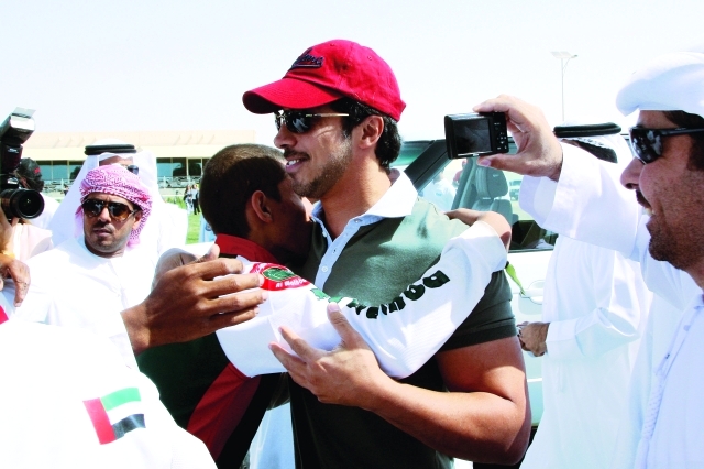 "منصور بن زايد يهنئ أبطال السباق - تصوير: مجدي اسكندر"