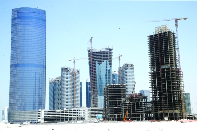 "مشاريع كبيرة تحت التنفيذ في أبوظبي             تصوير- مجدي إسكندر"