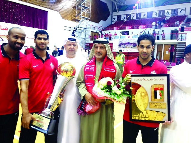 "عادل الزرعوني يتوسط أصحاب الإنجاز"