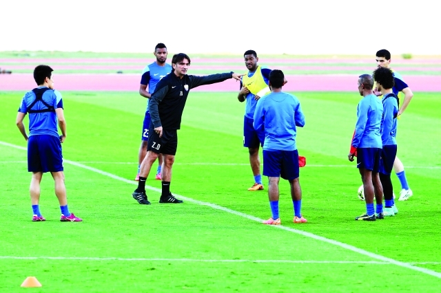 "زلاتكو وتعليمات للاعبين خلال المران - البيان"