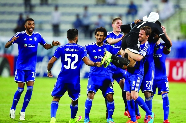 "لاعبو النصر يحملون حارسهم المتألق شمبيه على الأعناقتصوير سالم خميس"