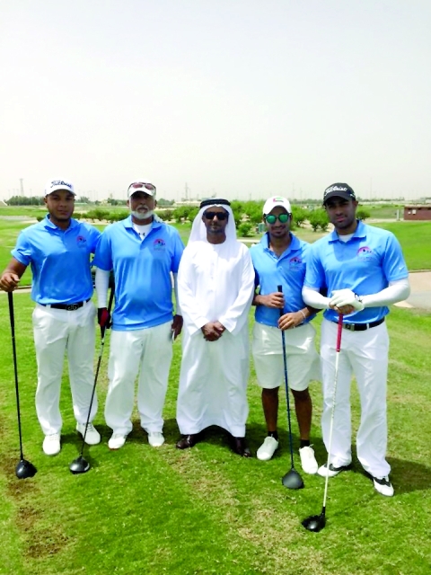 "فاهم القاسمي يتوسط لاعبي منتخب الرجال- البيان"