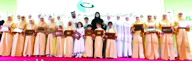 "جمعة بن مكتوم ونورما محمد سليمان يتوسطان الفائزين بالمسابقة"