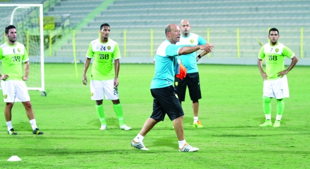 "كالديرون يوجه اللاعبين أثناء التدريب - البيان"