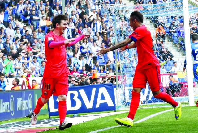 "ميسي يحتفل بهدفه الثاني مع نيمار - رويترز"