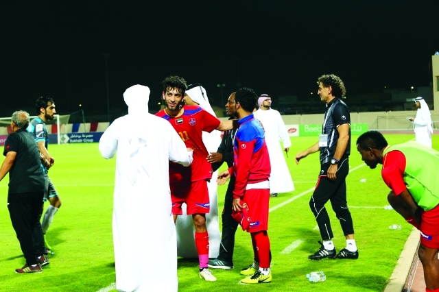 "- فرحة نجوم الشعب بالفوز على حتا والاقتراب من البطاقة الثانية \t تصوير: غلام كاركر"