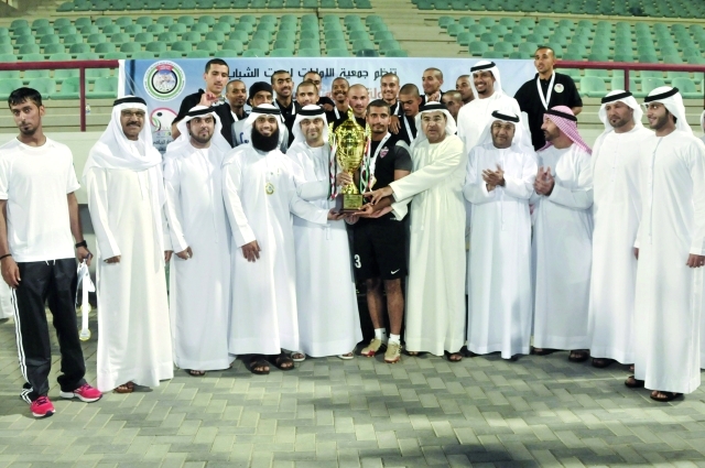 "جاسم رجب والمدفع وعبدالعزيز بوهندي خلال تتويج البطل - البيان"