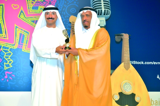 "ضاحي خلفان متسلما جائزة التكريم من سلطان بن سليم\t\tمن المصدر"