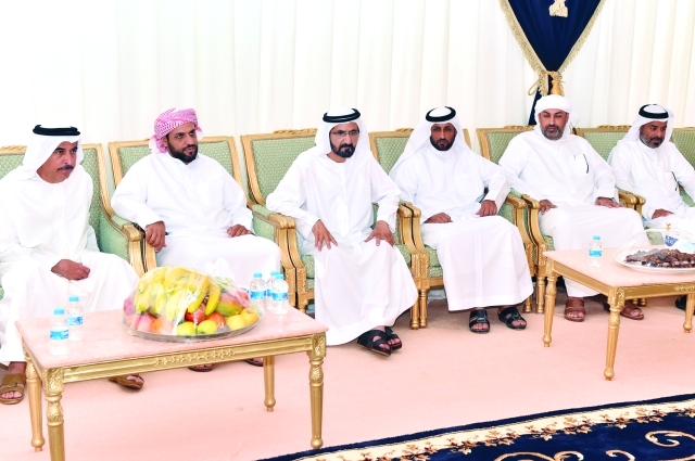 "محمد بن راشد خلال تقديم العزاء إلى أنجال محمد راشد البواردي تصوير: محمد هشام"